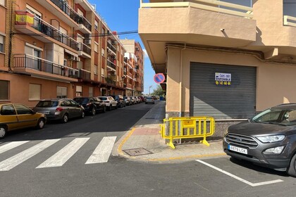 商业物业 进入 La Pobla de Farnals, Valencia. 